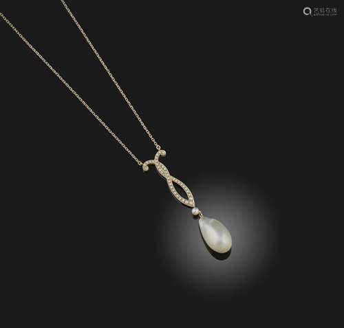 Un collier à pendentif en perles naturelles, composé d'une m...