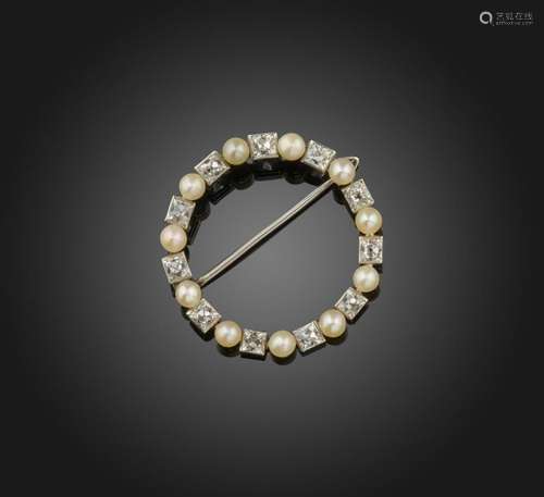 Broche en diamants et perles, Cartier, vers 1920, de forme a...