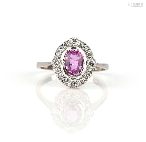 Une bague en saphir rose et diamant, sertie d'un saphir rose...