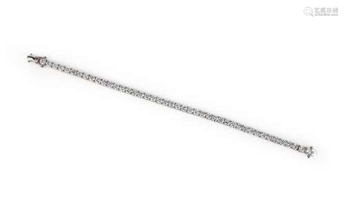 Un bracelet en ligne de diamants, conçu comme une ligne arti...