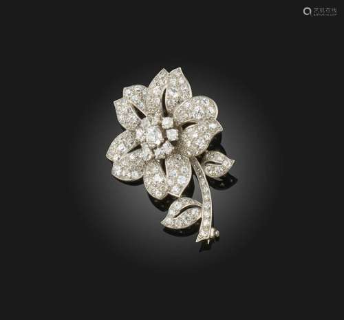 Une broche fleur en diamant, globalement pavée de vieux diam...