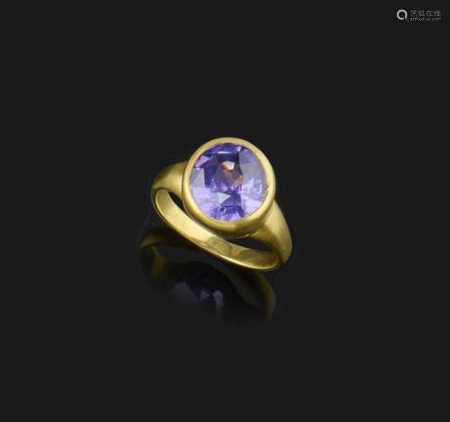 Bague en saphir pourpre, le saphir de taille circulaire pèse...