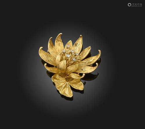 Broche nénuphar en or sertie de diamants par Kutchinsky, les...