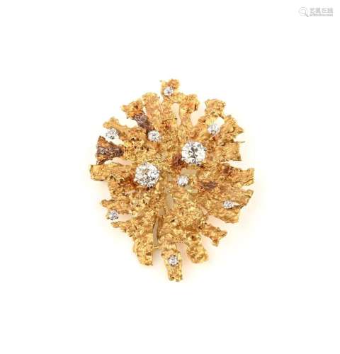 Une broche en or texturé et diamant d'Alan Gard, sertie de d...