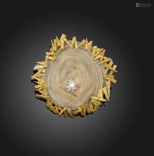 Une broche en or et sertie de diamants par Andrew Grima, le ...