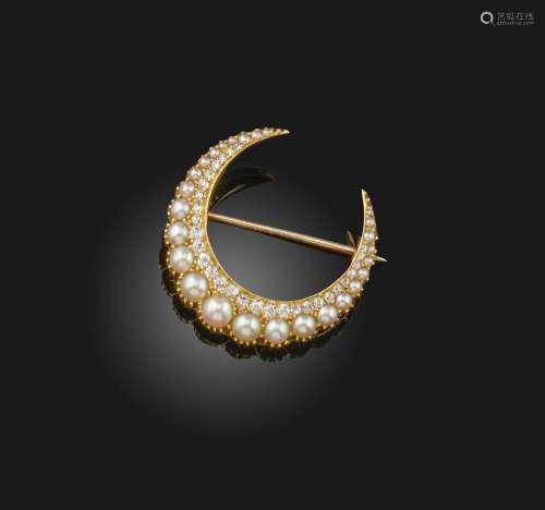 Une broche en demi-perle et diamant, vers 1890, conçue comme...