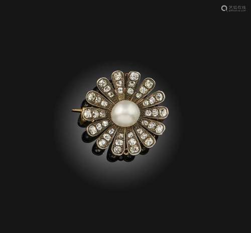 Une broche victorienne en argent et or sertie de perles natu...