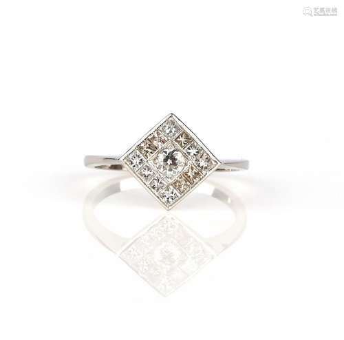 Une bague en platine sertie de diamants, avec un diamant de ...