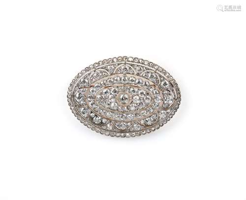 Une broche Edouardienne en diamant de forme ovale, design aj...