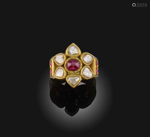 Une bague indienne en or sertie de rubis et de diamants, con...