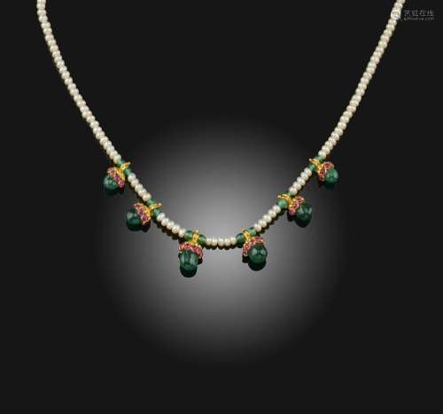 Un collier indien de perles de culture, rubis et émeraudes, ...