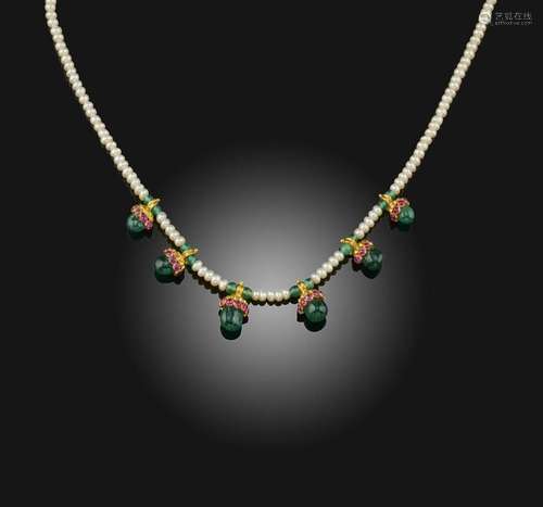 Un collier indien de perles de culture, rubis et émeraudes, ...