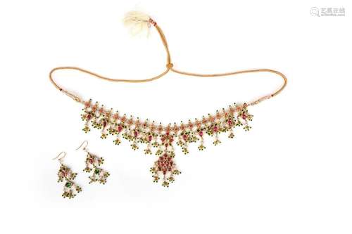 Un collier et une paire de boucles d'oreilles indiens en per...