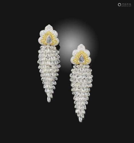 Une paire de boucles d'oreilles de fantaisie en diamant jaun...