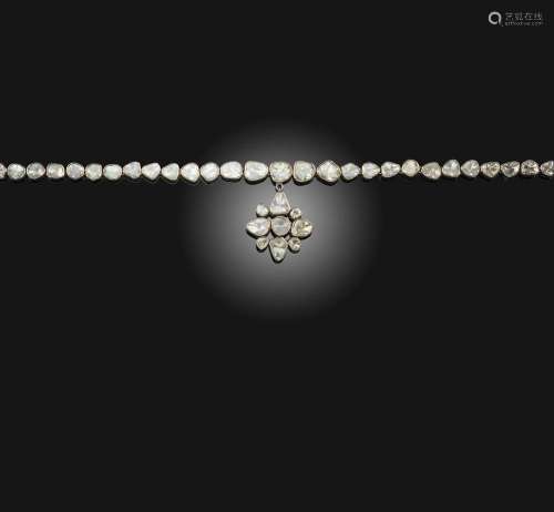 Un collier de diamants, conçu dans le style indien comme une...