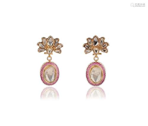 Paire de boucles d'oreilles indiennes en émail et diamants, ...