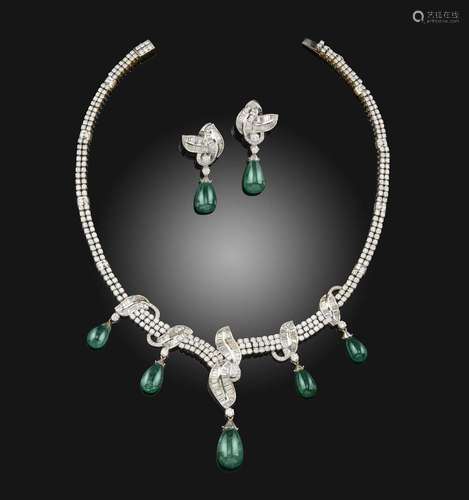 Un collier en émeraude et diamant, serti de diamants circula...