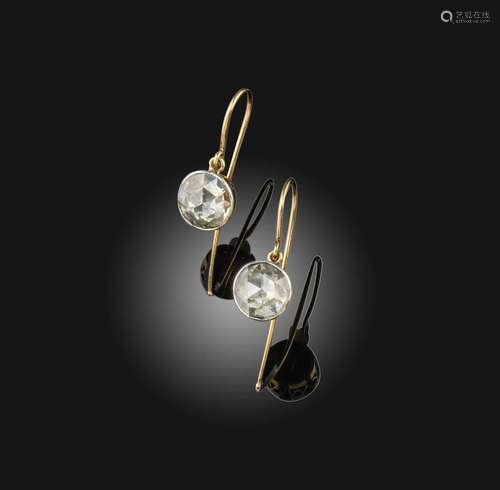 Une paire de boucles d'oreilles en diamant taillé en rose, l...