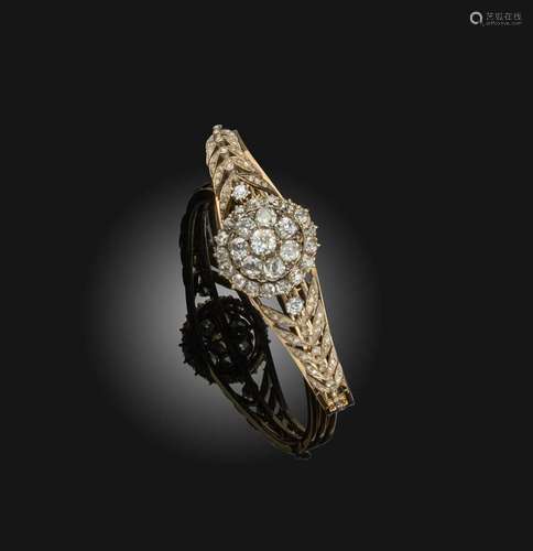 Un bangle victorien en or serti de diamants, serti d'une gra...