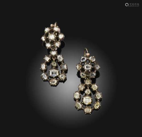 Une paire de boucles d'oreilles en diamant de la fin du 18e ...