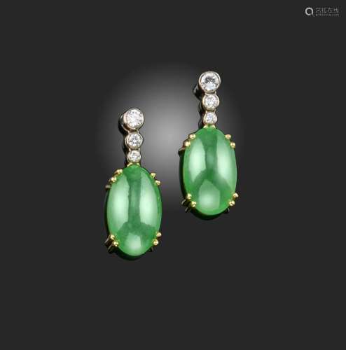 Paire de boucles d'oreilles en jade et diamant, chacune conç...