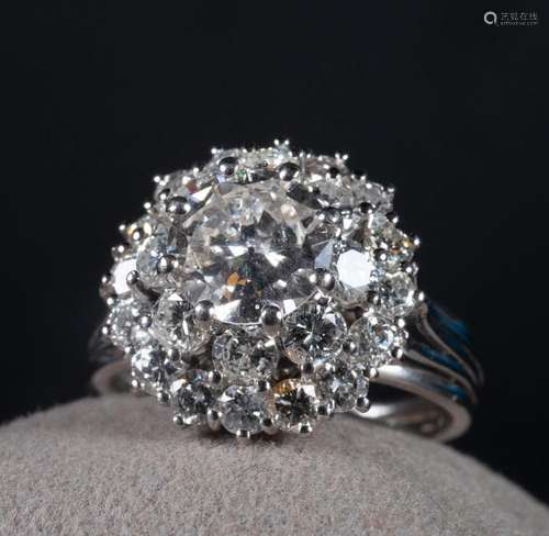 IMPORTANT RING WITH 2 CARAT CENTRAL DIAMOND MOUNTED IN WHITE...