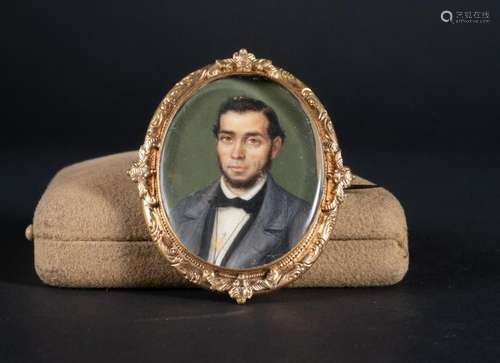 ELIZABETHAN BROOCH WITH PORTRAIT OF A GENTLEMAN IN GILT META...