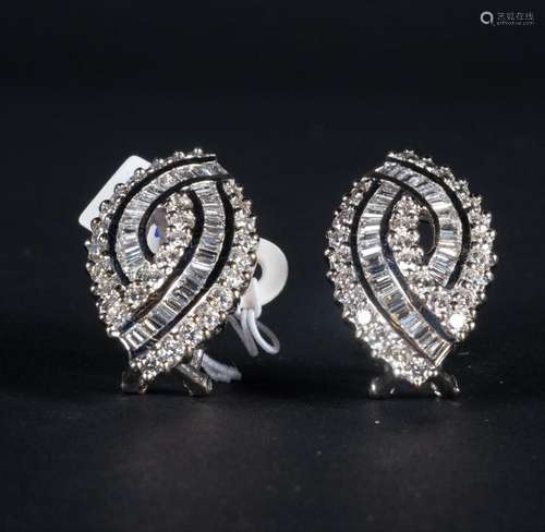 EXCEPTIONAL PAIR OF OVAL EARRINGS IN 18K WHITE GOLD AND BAGU...