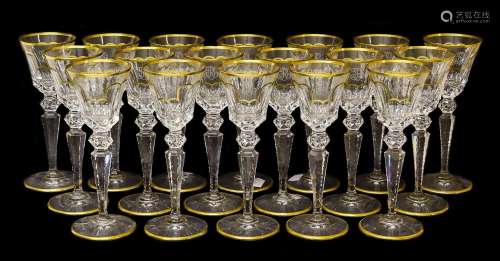 A Set of Eighteen Slightly Smaller White Wine Glasses, en su...