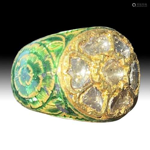 A MUGHAL CARVED DIAMOND RING, WITH ENAMELS SET ON GOLD, 19TH...