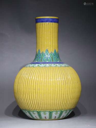清嘉庆 黄釉雕瓷竹节天球瓶