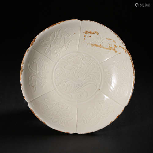 CHINESE NORTHERN SONG DYNASTY DING WARE PLATE, 11TH CENTURY