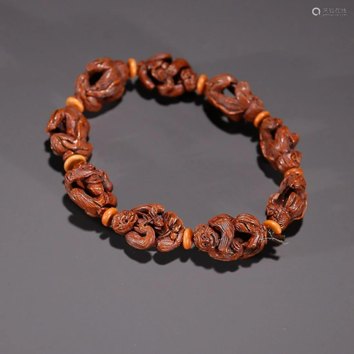 CHINESE WALNUT BRACELET WITH CARVED 'MONKEY'