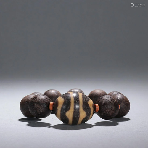 CHINESE AGARWOOD BEADED BRACELET WITH DZI BEAD