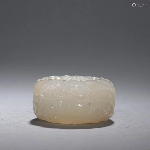CHINESE HETIAN JADE THUMB RING WITH CARVED 'FLORAL'...