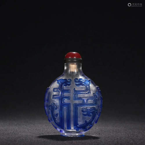 CHINESE BLUE OVERLAY GLASS SNUFF BOTTLE DEPICTING 'DRAG...