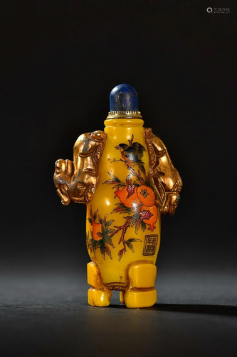 CHINESE POLYCHROME ENAMEL SNUFF BOTTLE DEPICTING 'POMEG...