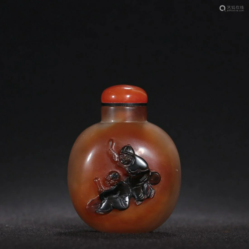 CHINESE AGATE SNUFF BOTTLE WITH CARVED 'FIGURE'