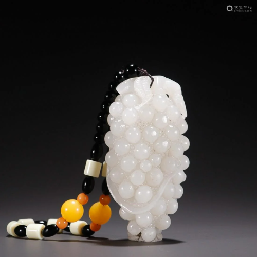 CHINESE HETIAN JADE HANDPIECE WITH CARVED 'GRAPE'
