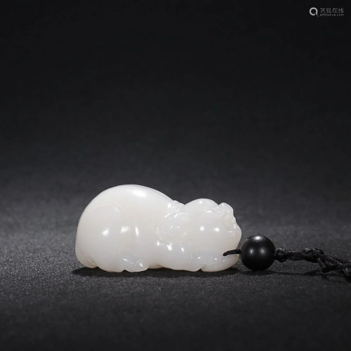 CHINESE HETIAN JADE HANDPIECE WITH CARVED 'PIG'