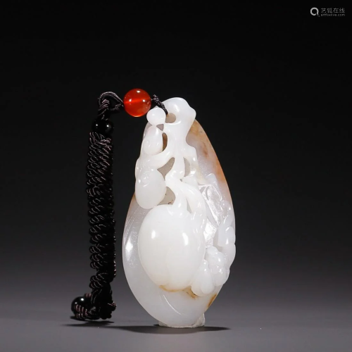 CHINESE HETIAN JADE PENDANT WITH CARVED 'BAT'