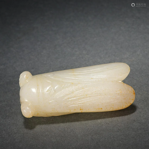 CHINESE HETIAN JADE PENDANT WITH CARVED 'CICADA'