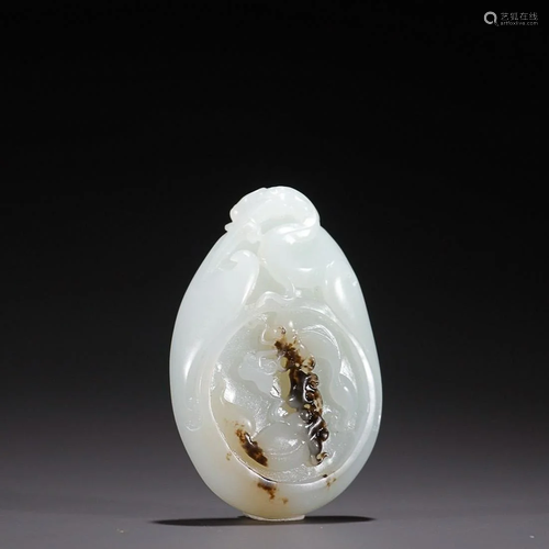 CHINESE HETIAN JADE PENDANT WITH CARVED 'FISH'