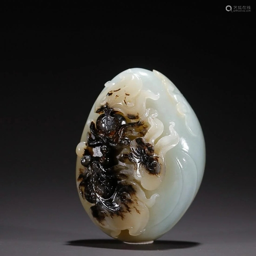 CHINESE HETIAN JADE ORNAMENT WITH CARVED 'FISH'