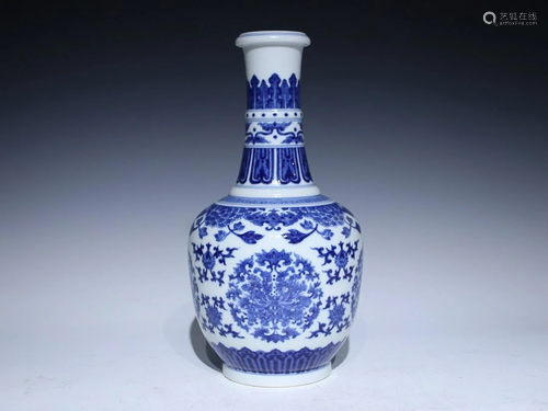 CHINESE BLUE-AND-WHITE VASE DEPICTING 'LOTUS MEDALLION&...