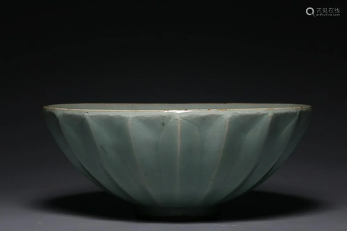 CHINESE LONGQUAN-WARE LOTUS-FORM BOWL