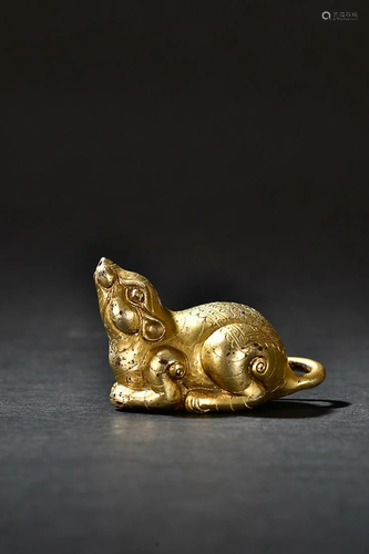 CHINESE GILT-BRONZE MOUSE-FORM PAPERWEIGHT