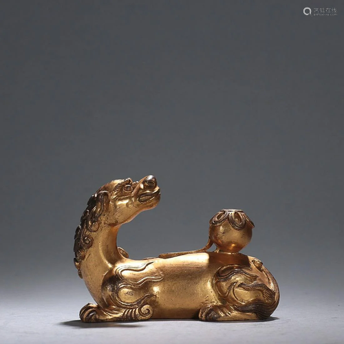 CHINESE GILT-BRONZE AUSPCIOUS BEAST-FORM PAPERWEIGHT