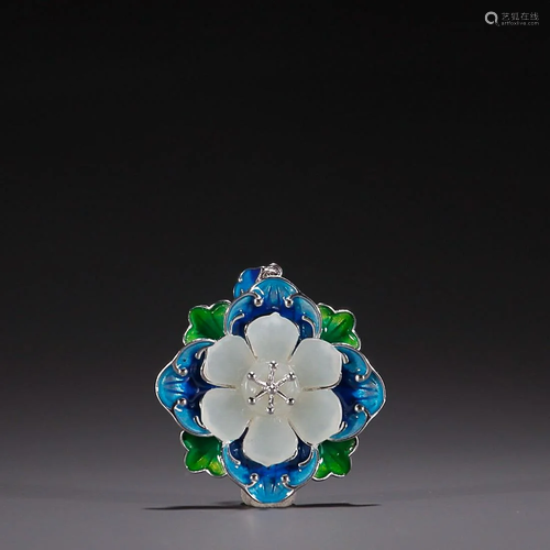 CHINESE HETIAN-INLAID BLUE ENAMEL SILVER PENDANT WITH CARVED...