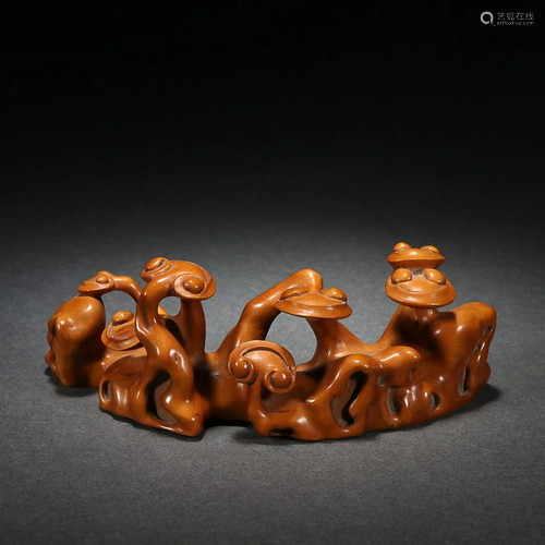 CHINESE BOXWOOD BRUSHREST WITH CARVED 'GANODERMA'